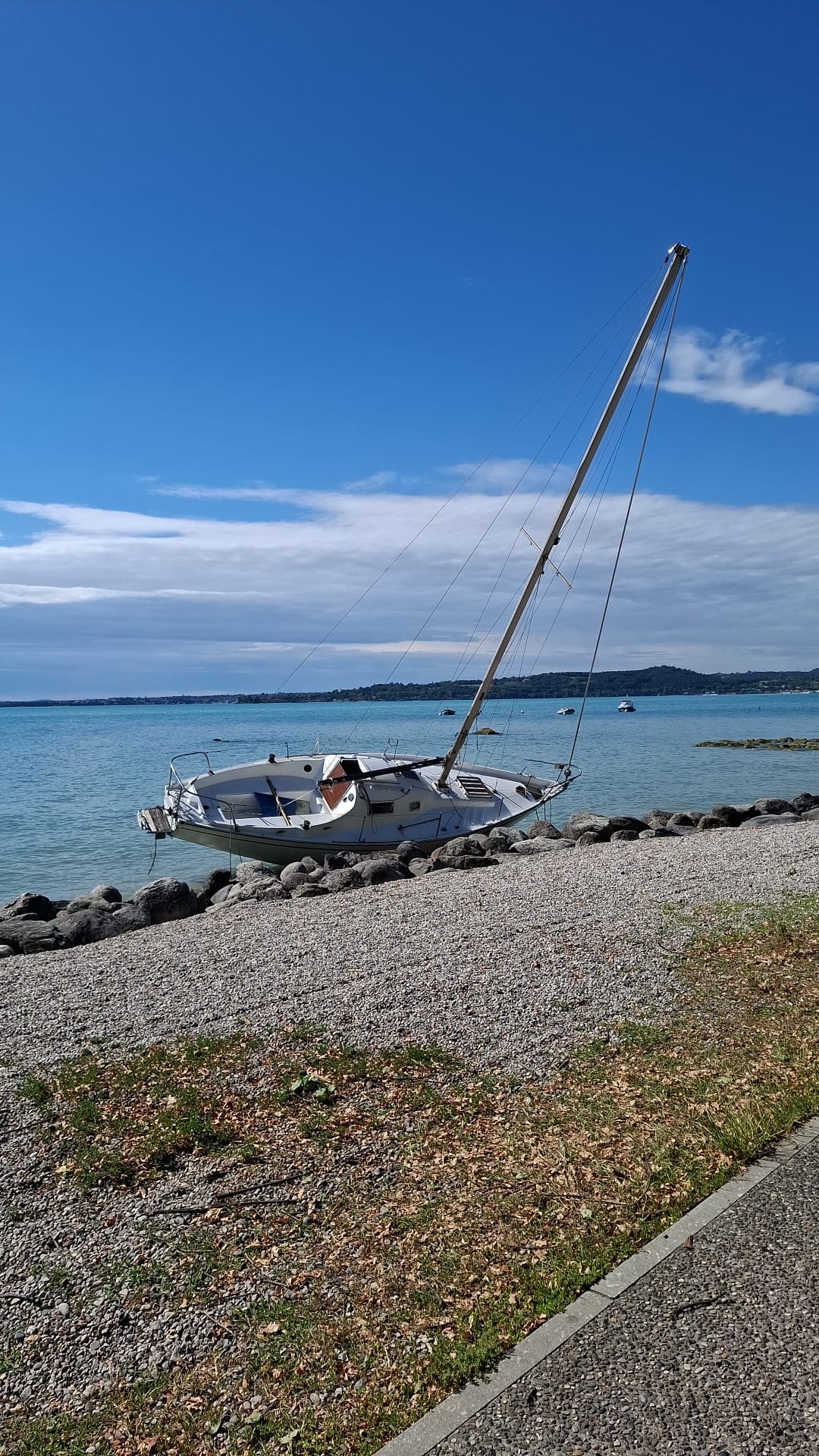 Avviso di rinvenimento di barca a vela spiaggiata a Moniga d/G