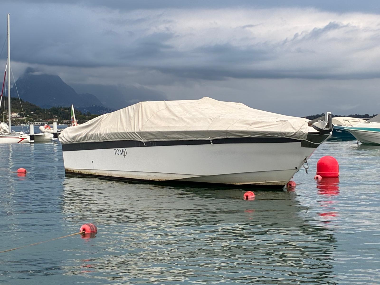 Natante spiaggiato - Comune di Manerba del Garda.