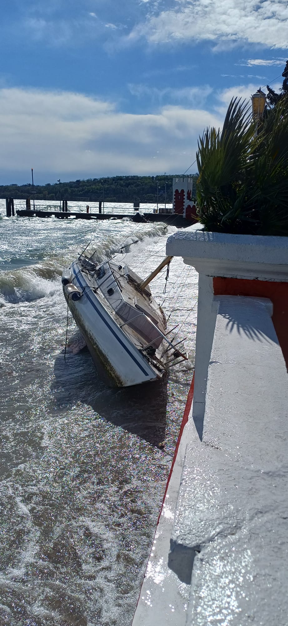 Avviso di ritrovamento unit� di navigazione arenata in Comune di Padenghe.